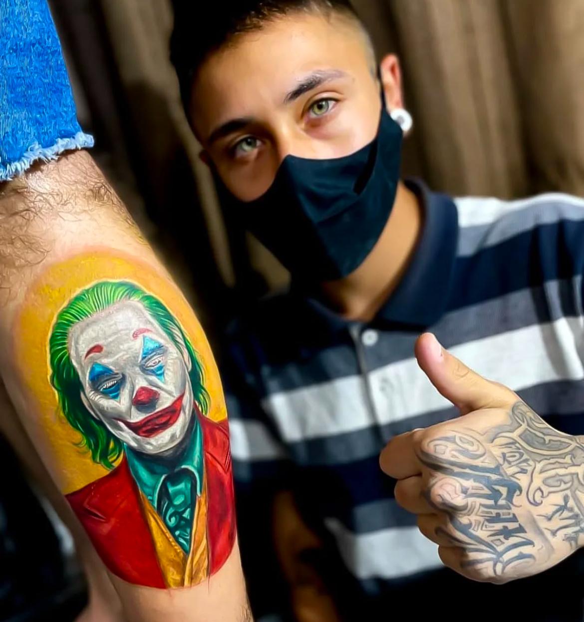 Tatuagem realismo colorida Joker